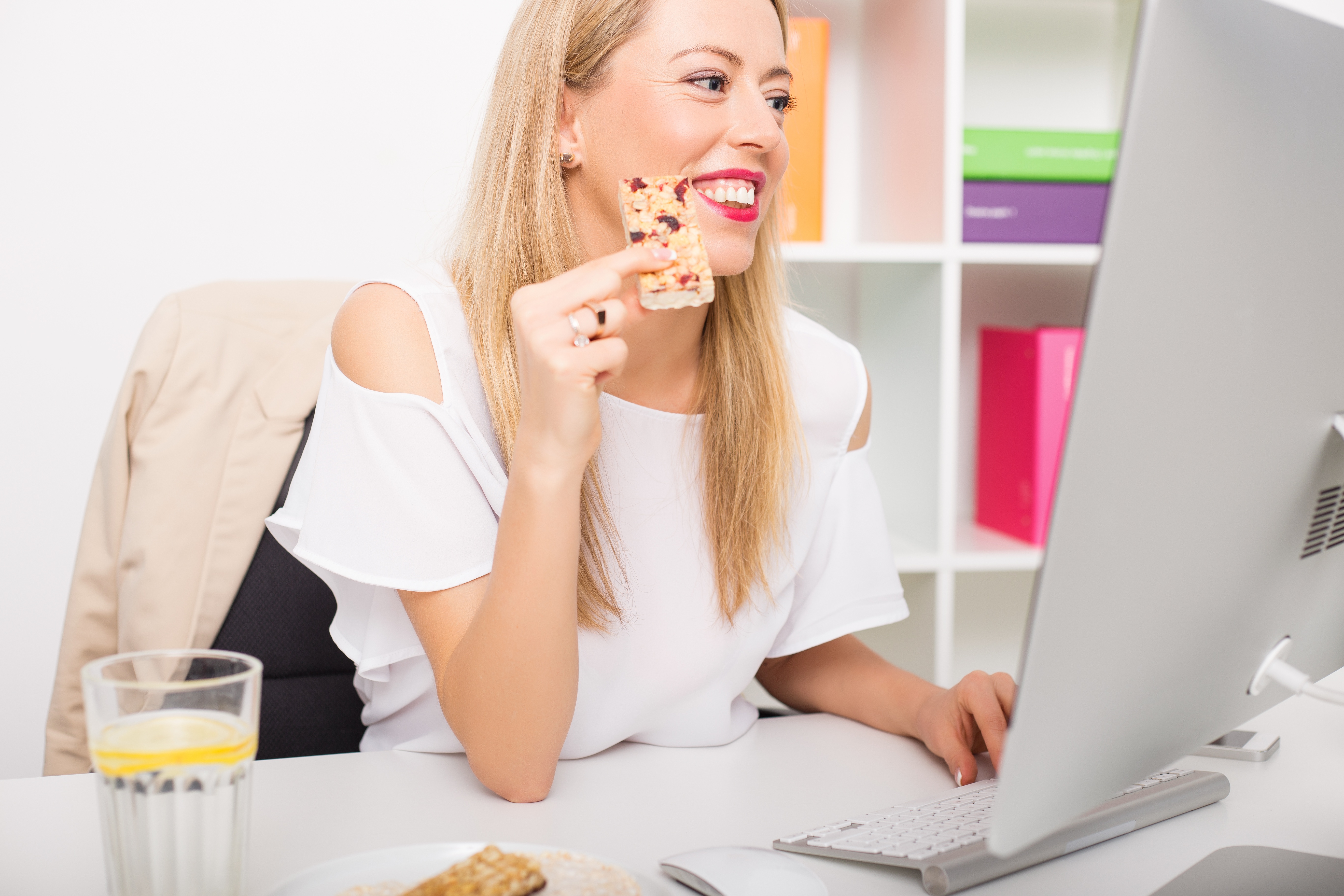 Women Computer Snack shutterstock_386920825.jpg