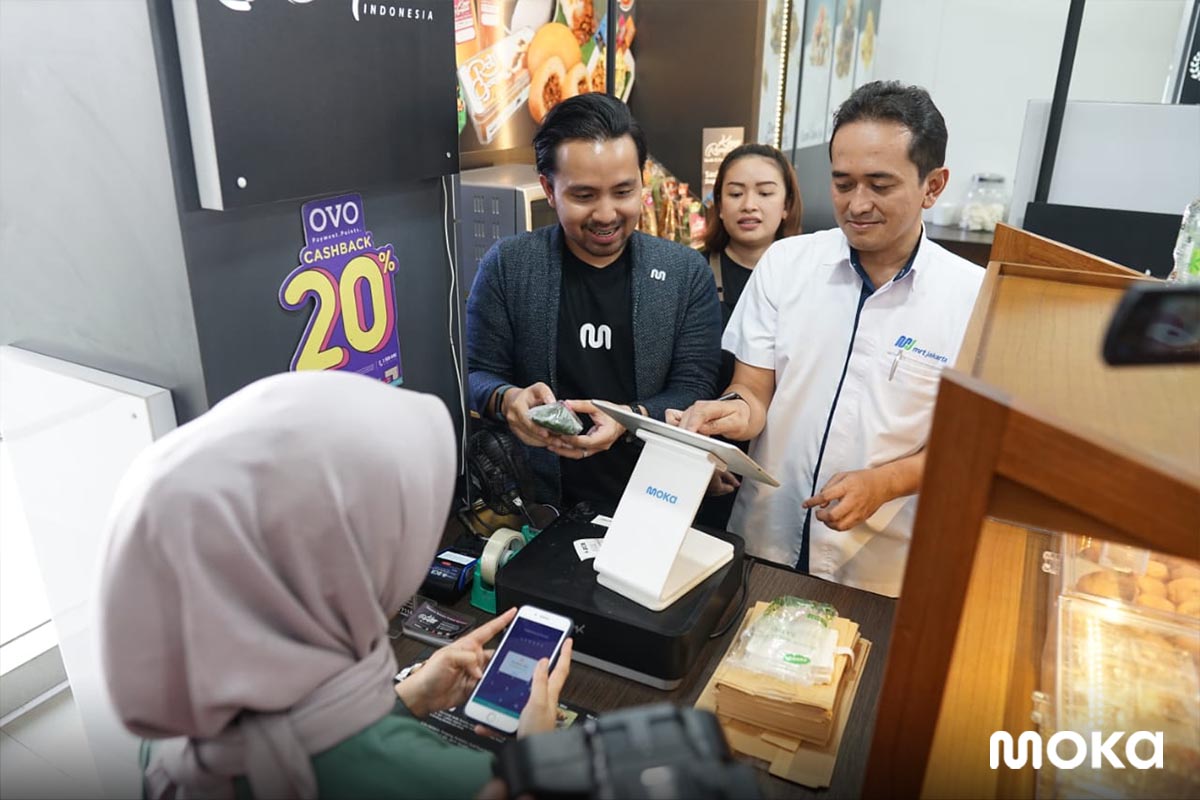 FOTO 2 [Kiri-Kanan] Bayu Ramadhan VP Brand & Marketing Moka, Muhamad Kamaludin Corporate Secretary MRT Jakarta sedang melakukan demo bertransaksi dalam acara Peluncuran Kolaborasi Moka dan MRT Jakarta Hadirkan Tekn