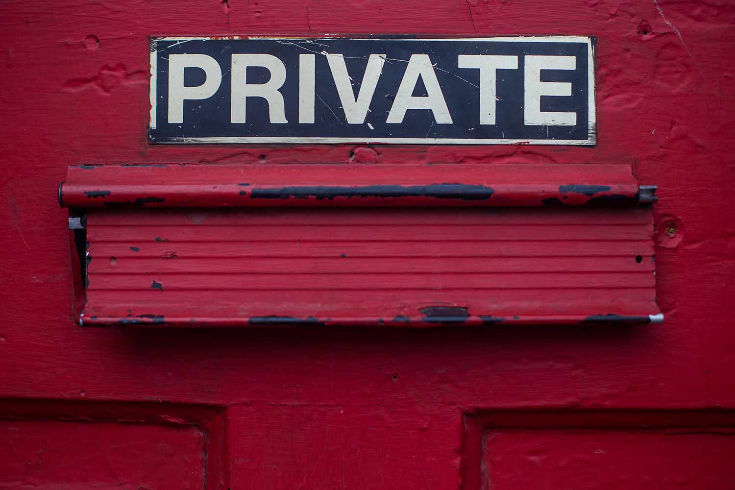 Private-sign-on-red-dor