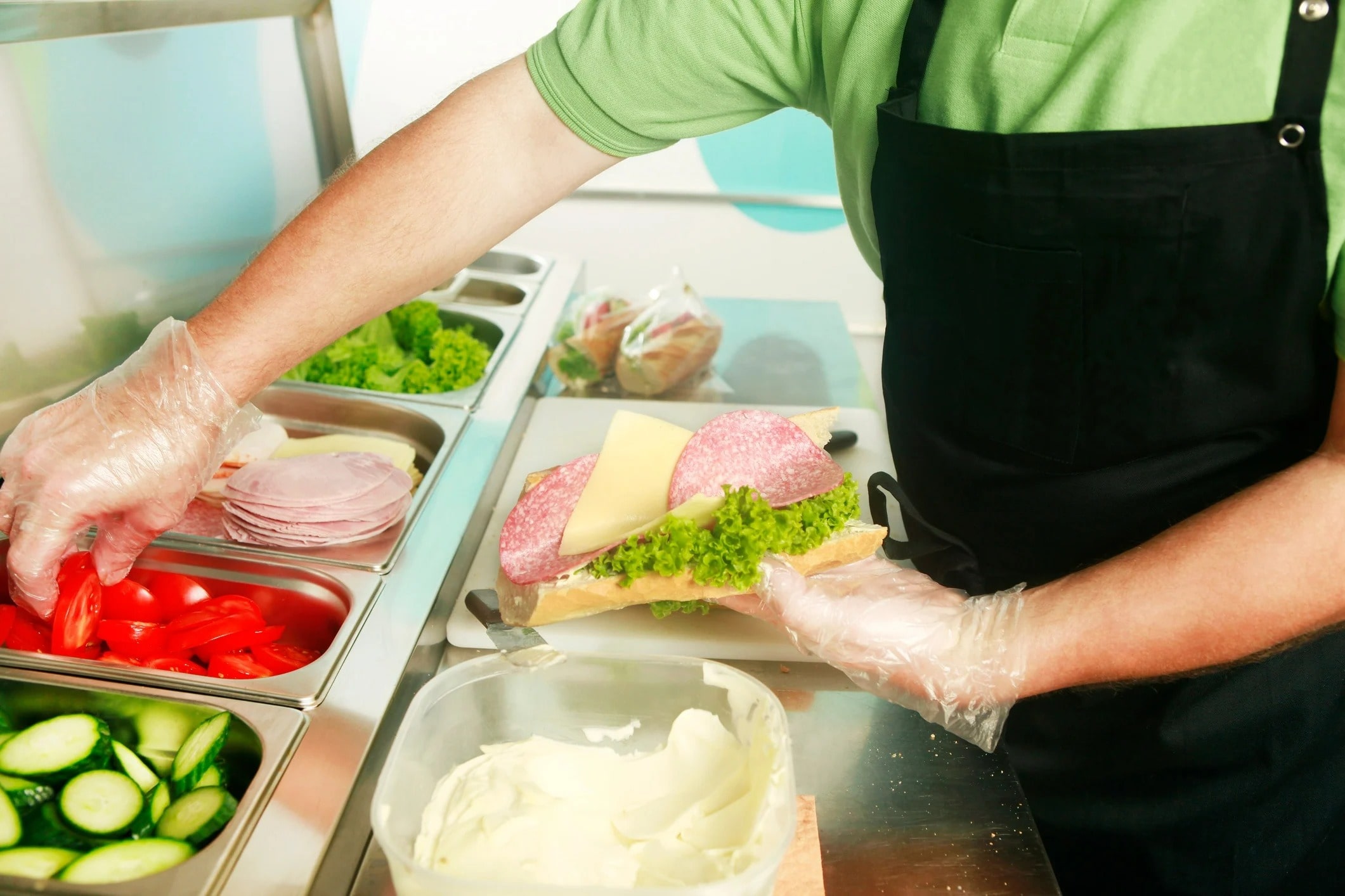 food-safety-gloves-in-deli-environment