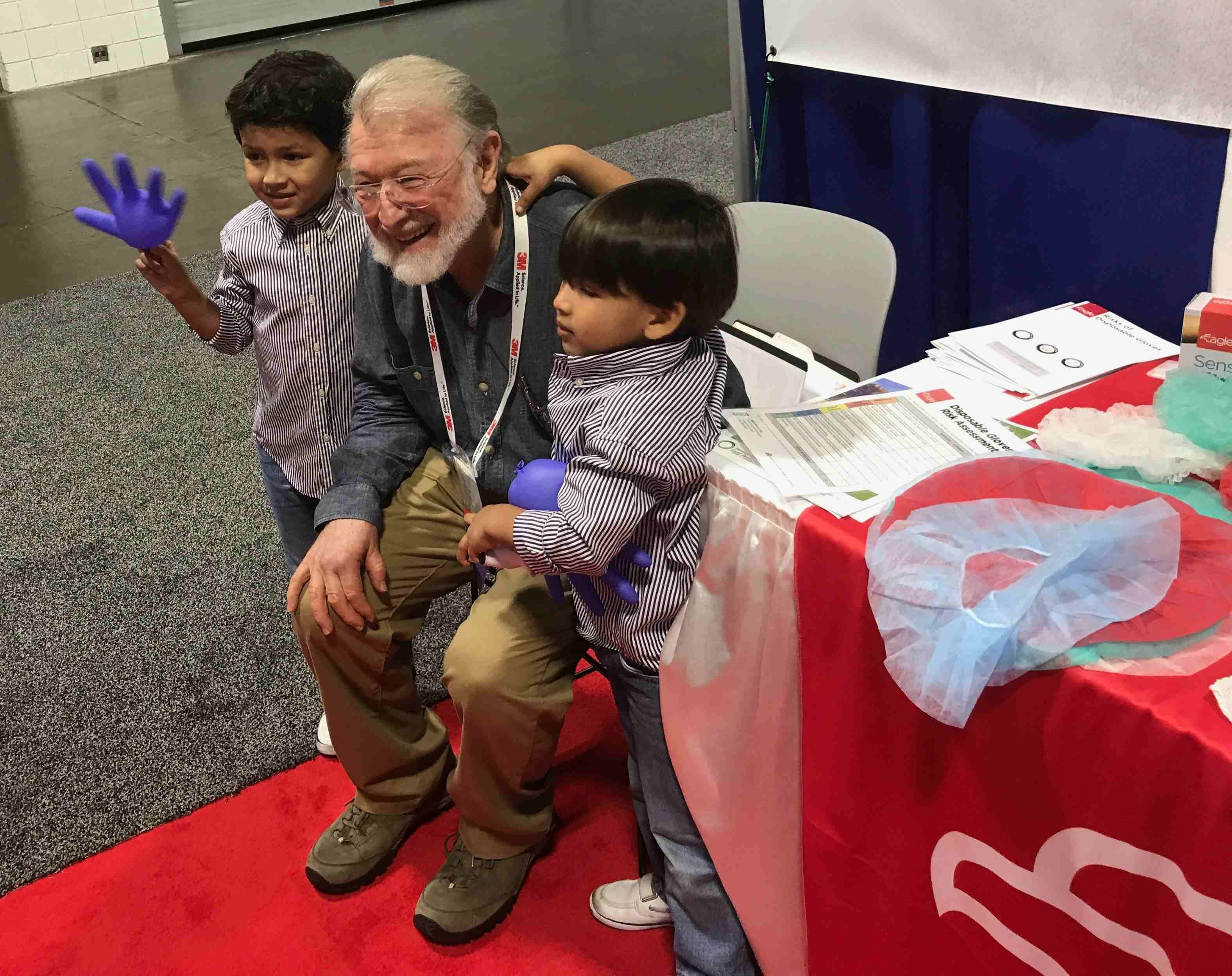 Barry_Michaels_IAFP2017_Disposable_Gloves_Balloons