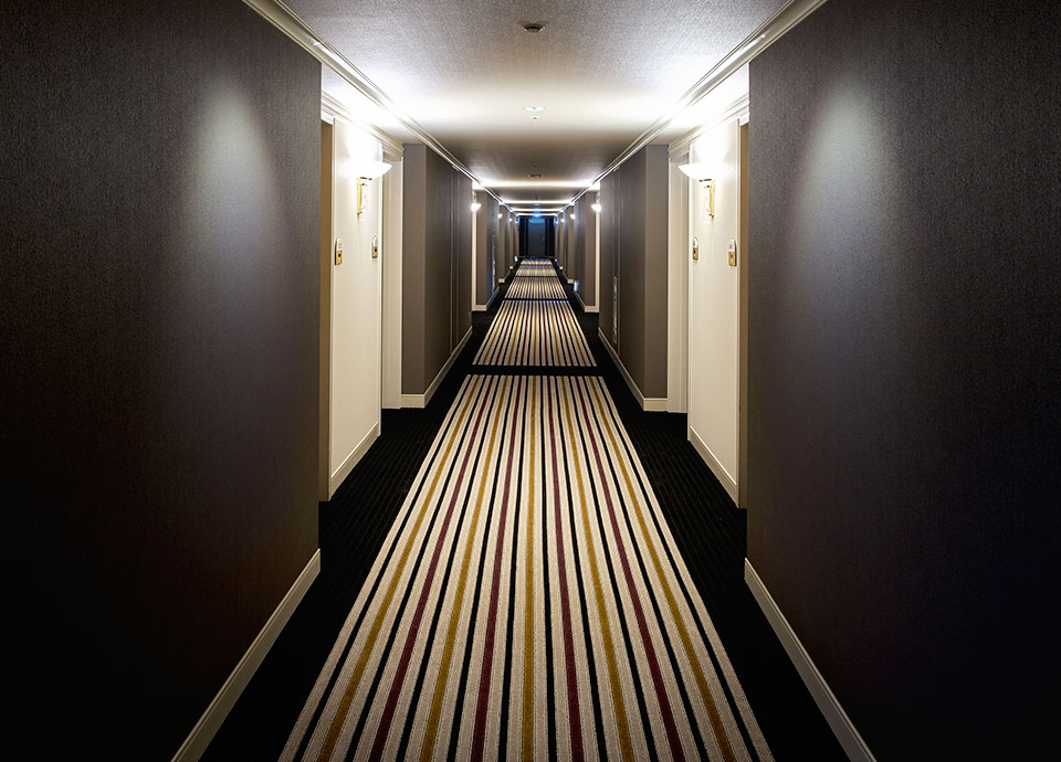 伝統工芸を<br class='sp_only'>取り入れた<br class='sp_only'>デザイン 24・25階のフロアは<br>小倉の伝統工芸「小倉織」を採用