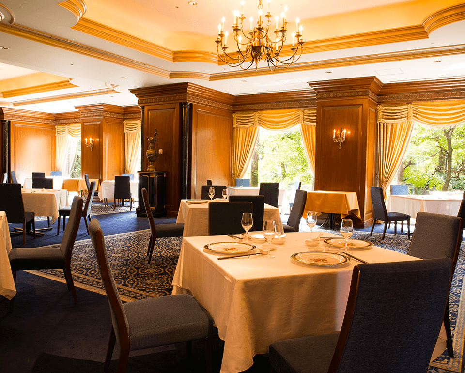 重厚なマホガニー張りの上質な空間 サムネイル画像