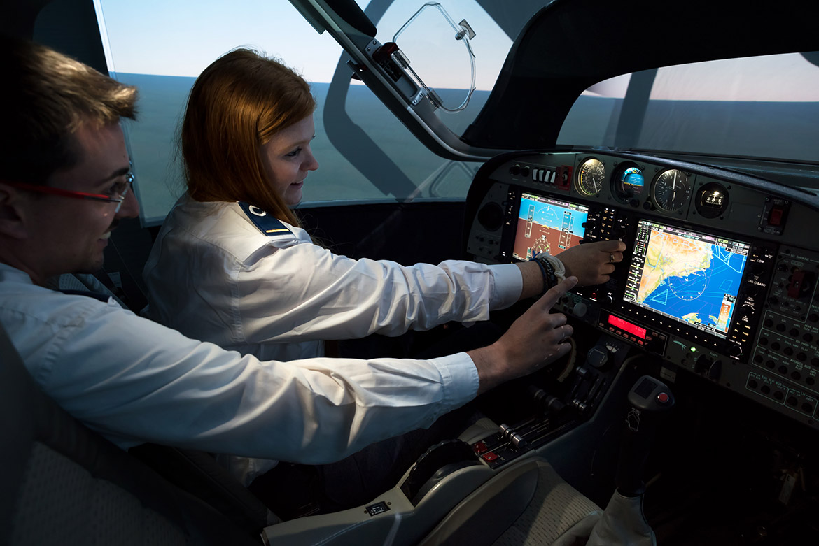 Cómo es una sesión de simulador de vuelo en CESDA?