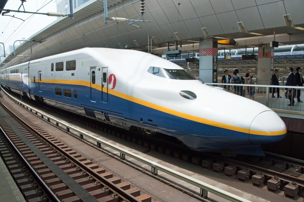 Shinkansen-bullet-train-at-Tokyo.-Vacclav-Shutterstock.com_