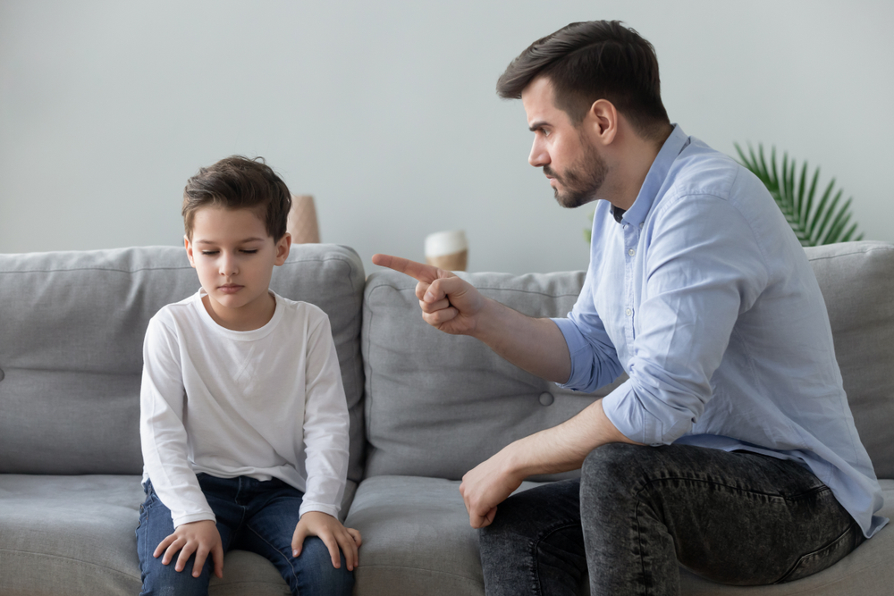 Castigo funciona mesmo? Na imagem, um pai dando sermão em seu filho e colocando-o de castigo