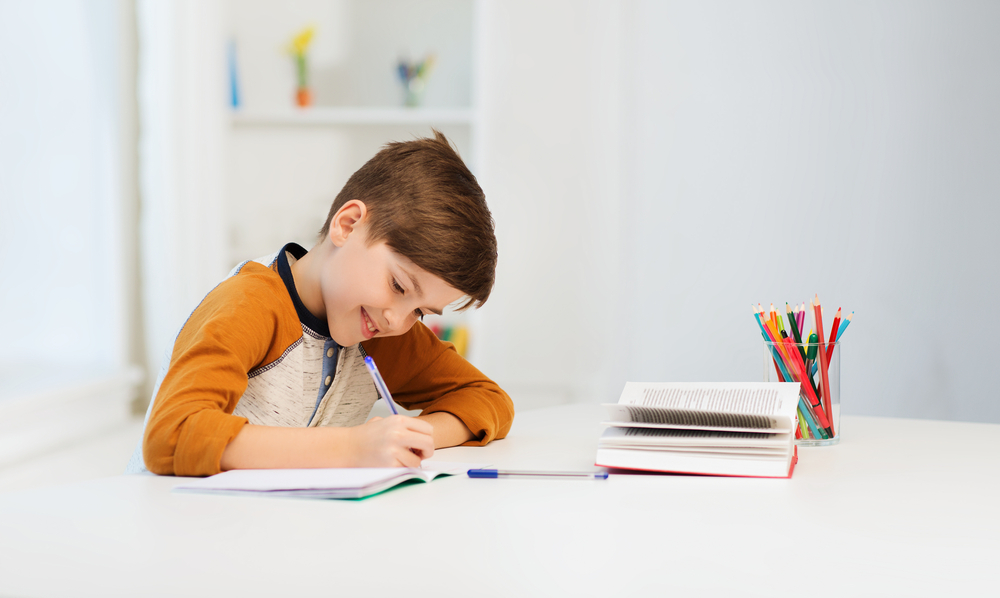Criança com ambiente de estudos em casa