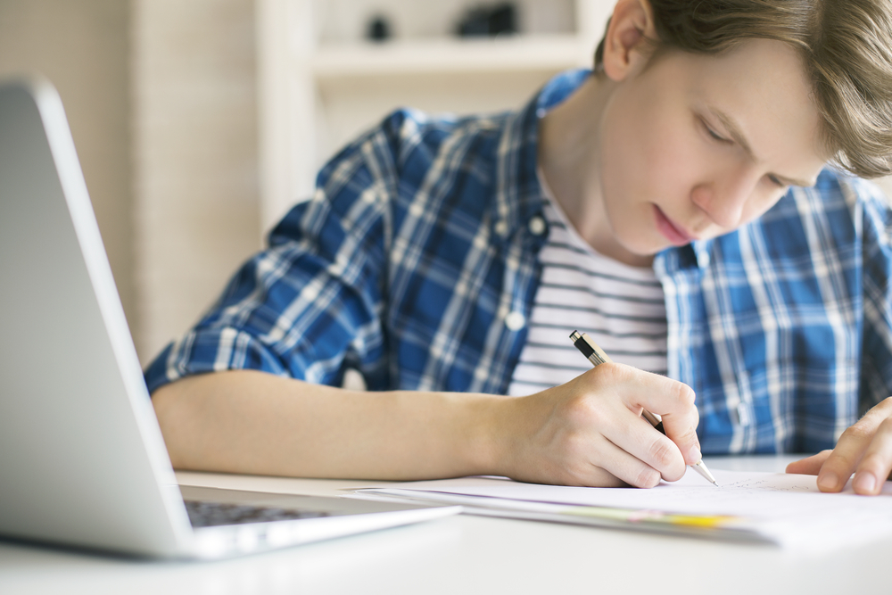 Jovem colocando em prática técnicas de como fazer redação para o vestibular