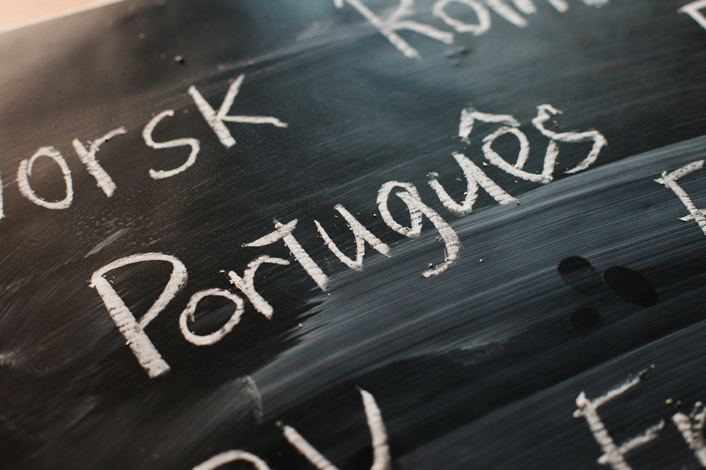 Quadro negro com a palavra "Português", referenciando ao tópico do texto Dicas de língua portguesa