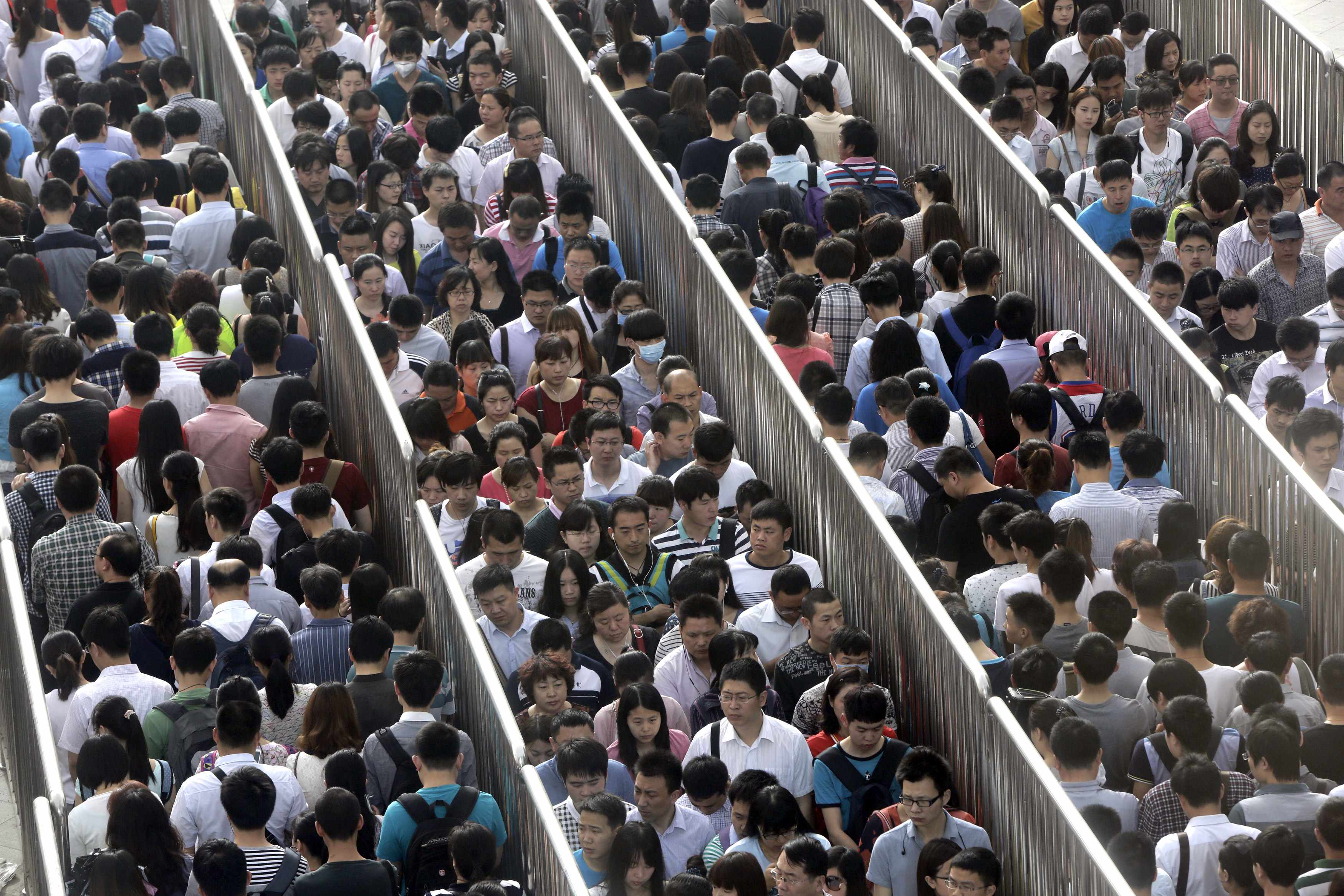 Многие люди проживающие в. Пекин перенаселение. Толпа китайцев. Много китайцев. Очередь в Китае.