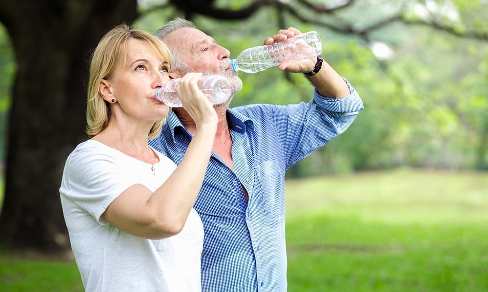 Beber agua: fuente de salud física y mental