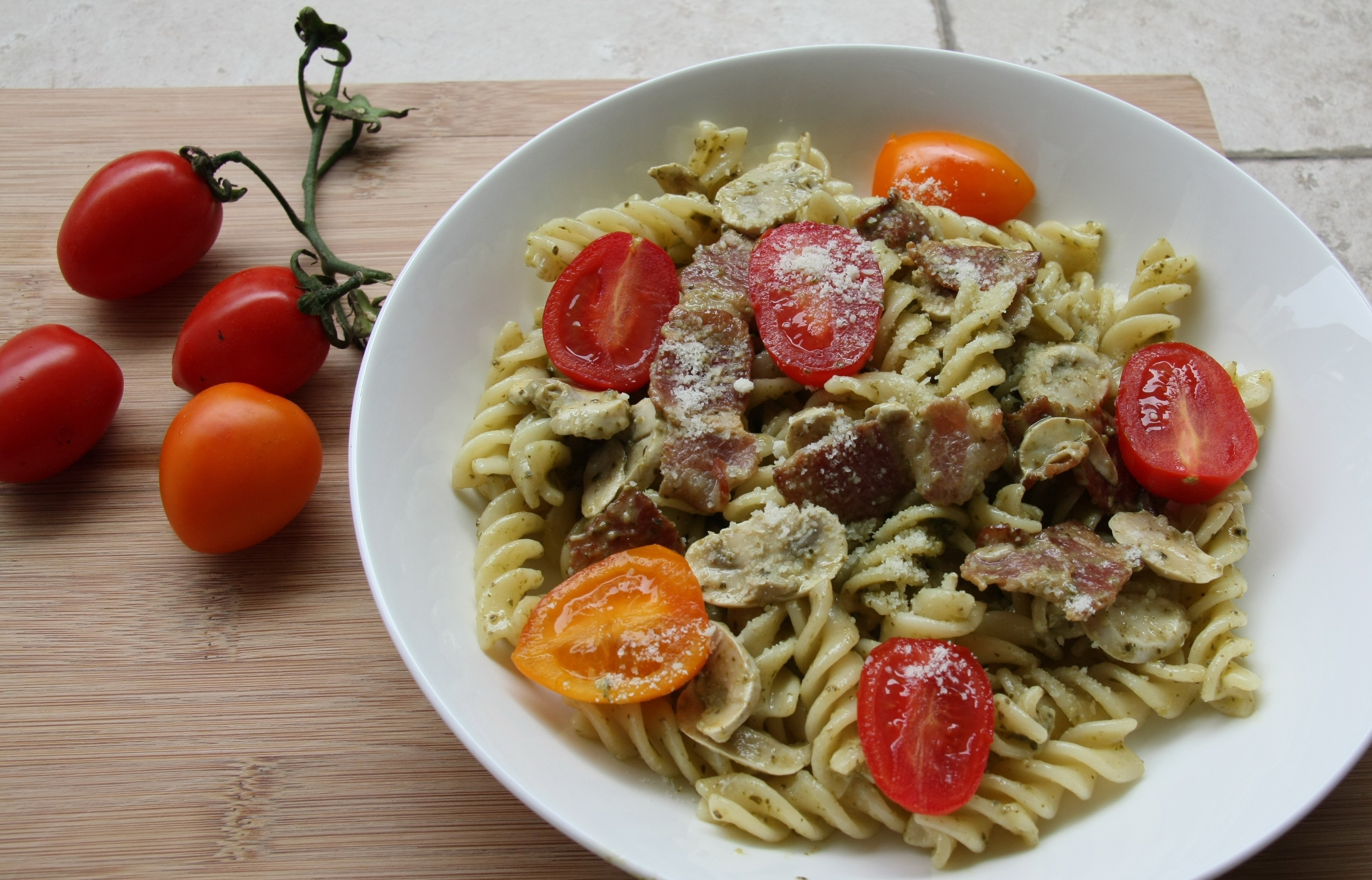 Pasta with chicken and tomatoes.