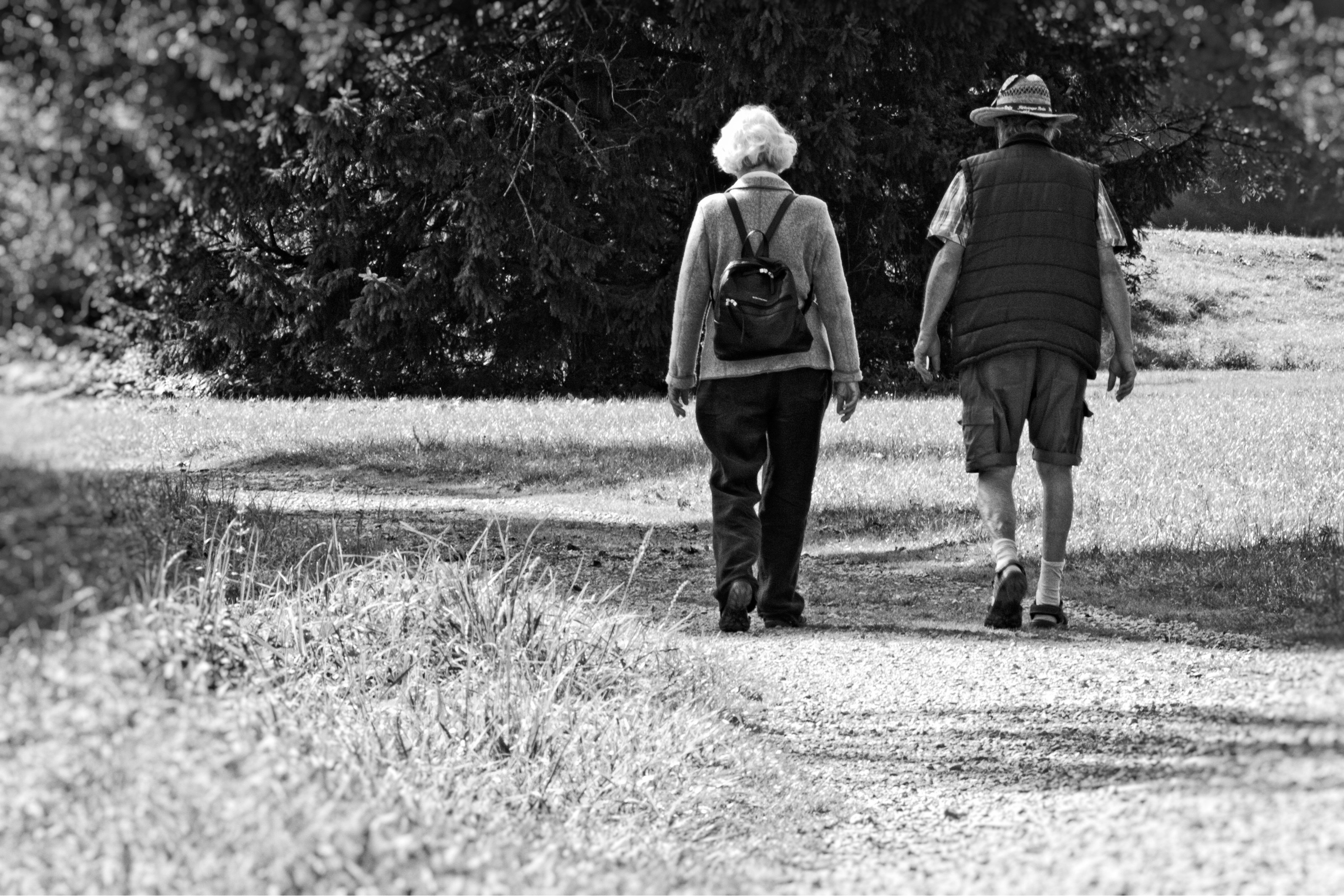 Man and woman walking (black and white)