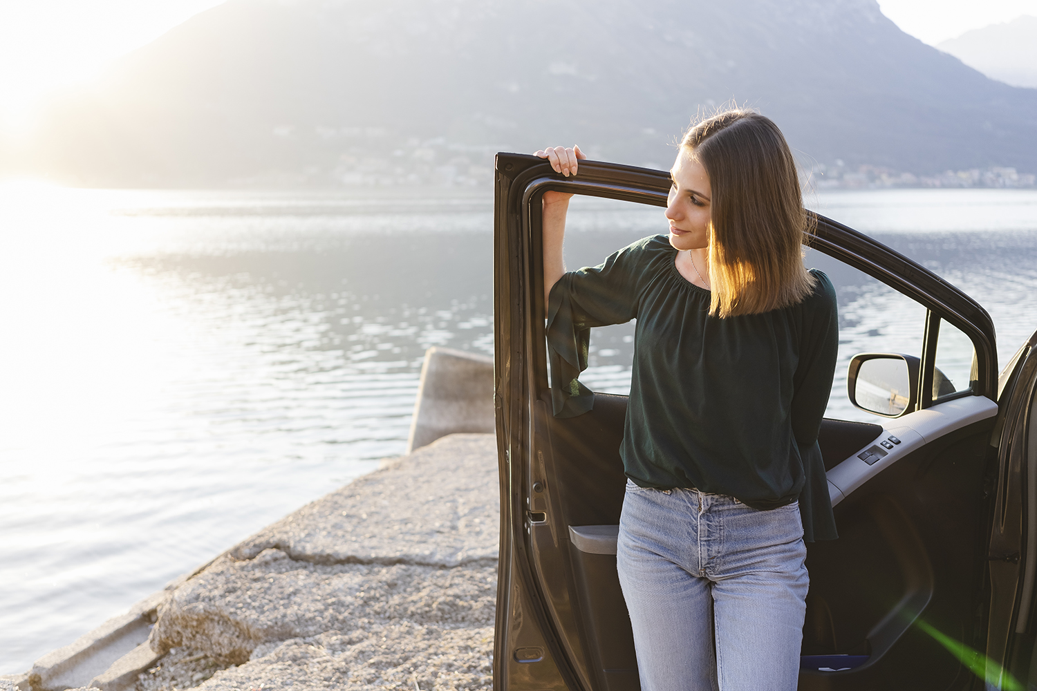 drive woman photo 1500x1000