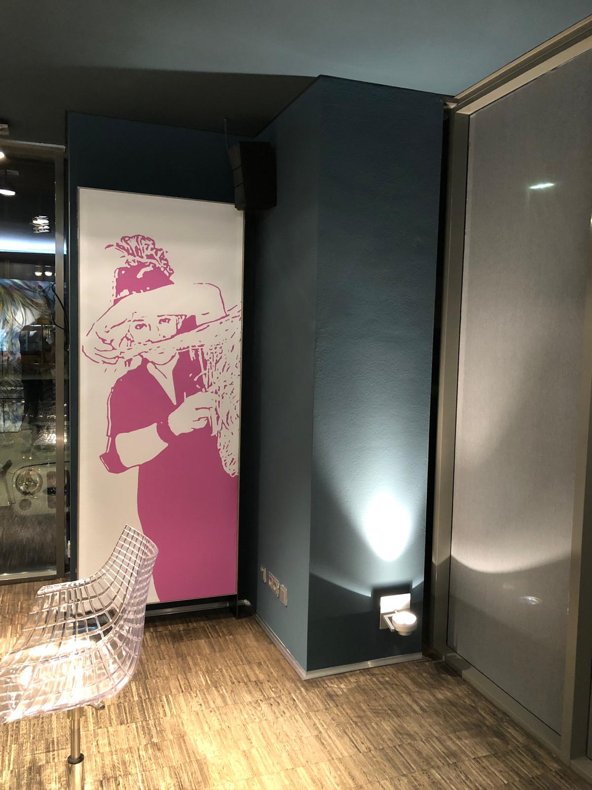 Friseurmotive auf textilen Stelen