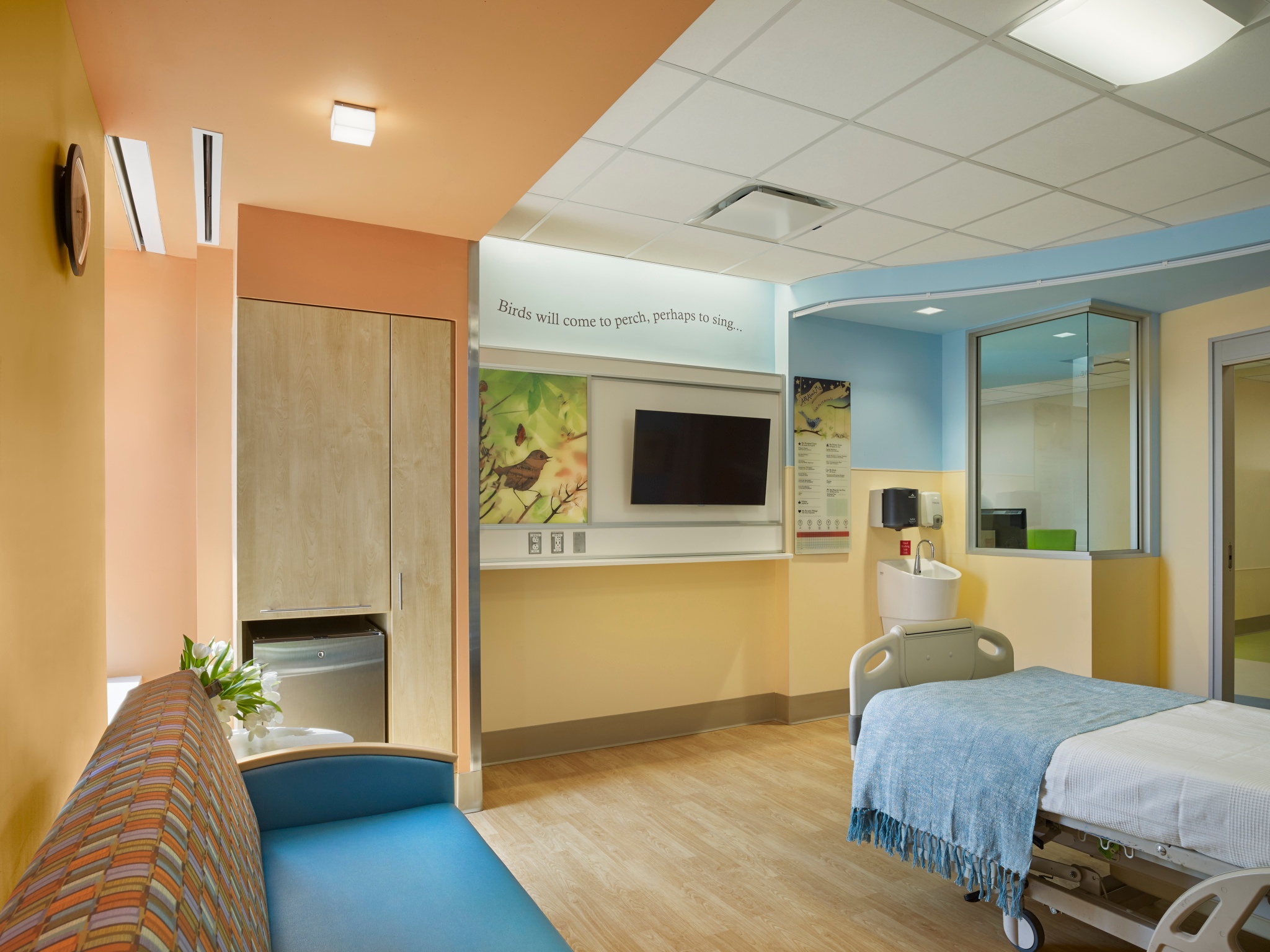 CHoNY PICU Patient Room with Environmental Graphics - Array Architects