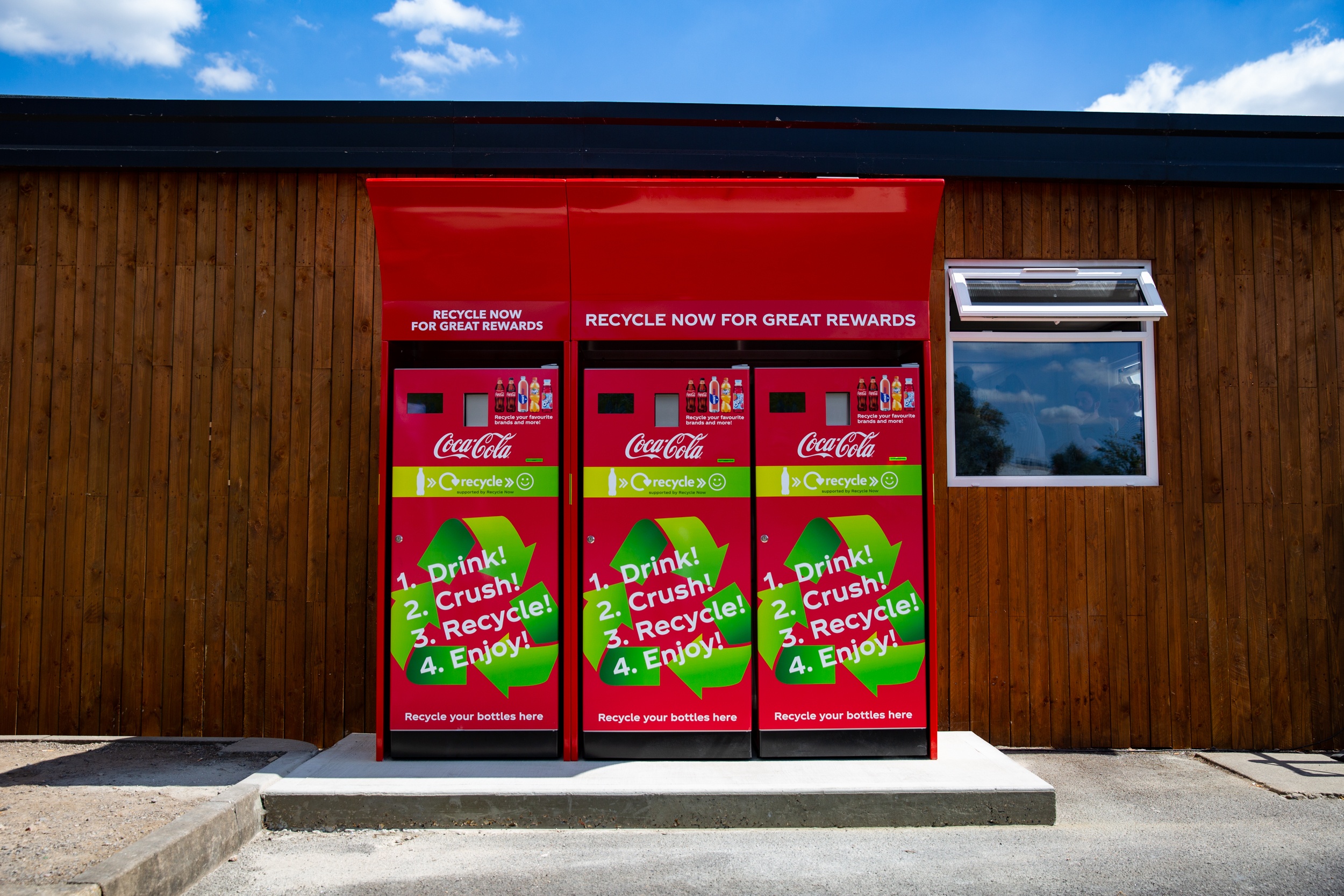 Coca-Cola GB launches reverse vending machine trial with Merlin Entertainments (1)