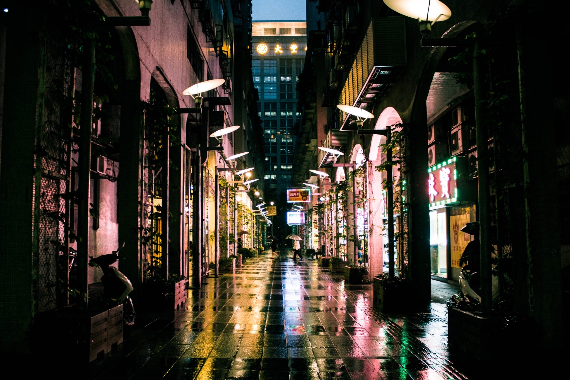 dark empty street in an Asian city at night, illustrating the connection between COVID-19 and human trafficking, where much the exploitation moved to online virtual spaces