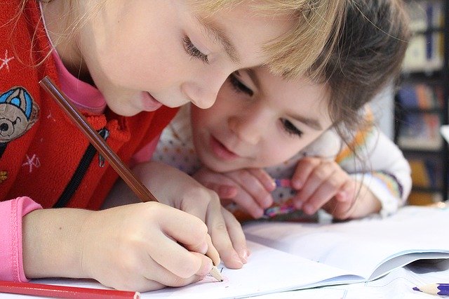 girls-drawing-together