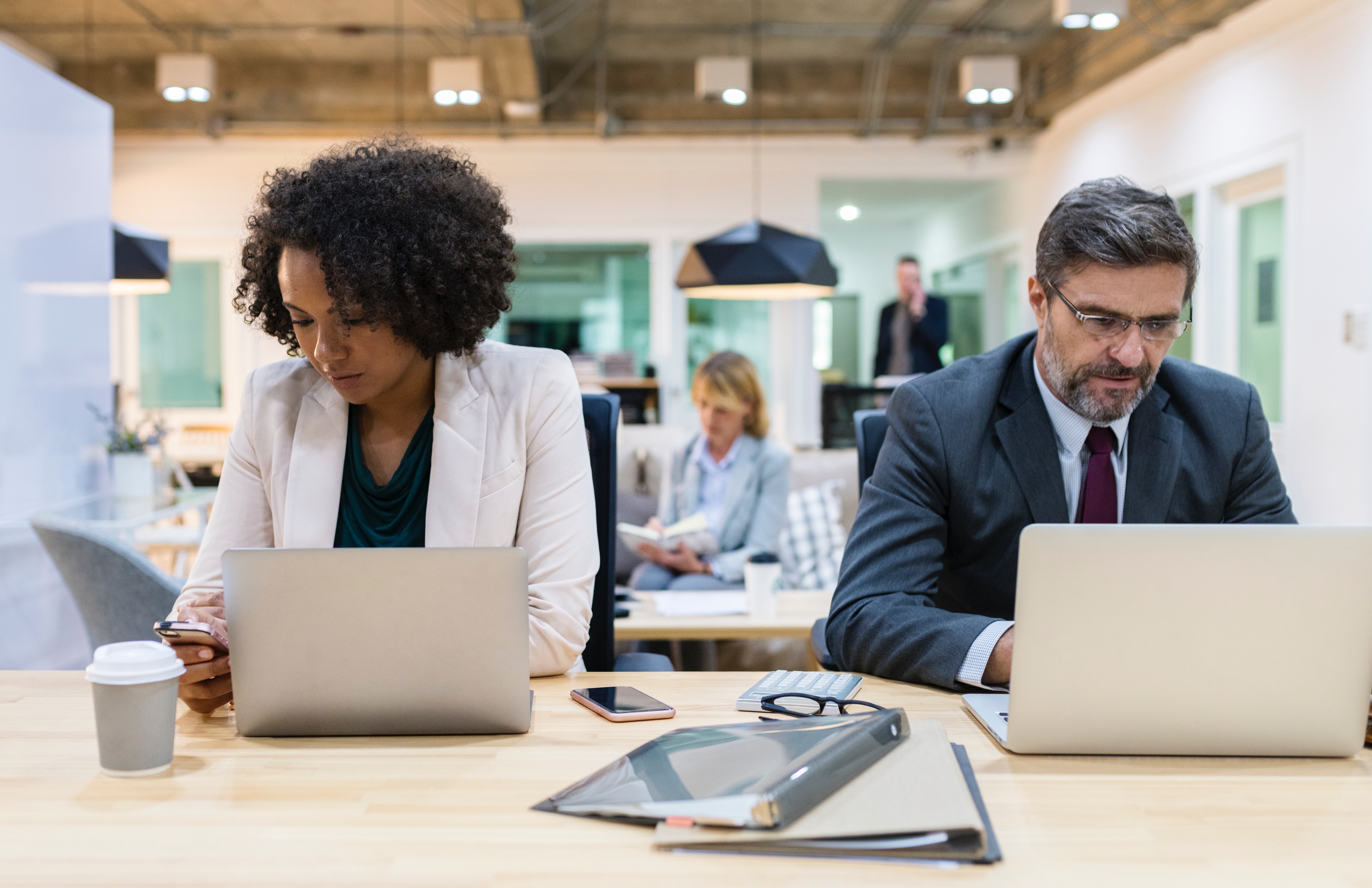 employees_at_table