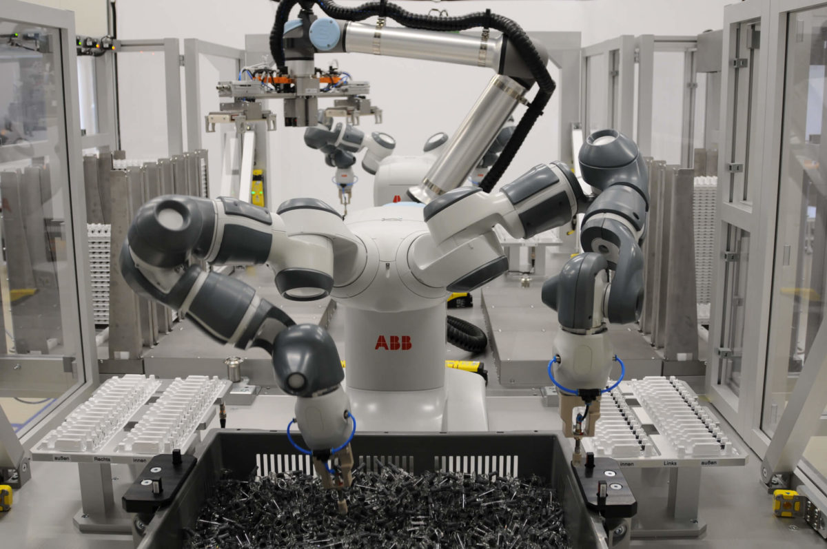 Robotic retrayer ABB and Pickit 3D, bin picking syringes and putting in trays