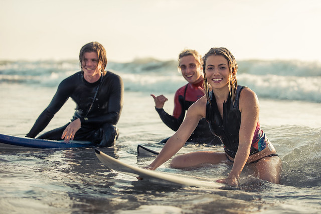Wo du bei einem Sprachaufenthalt surfen lernen kannst