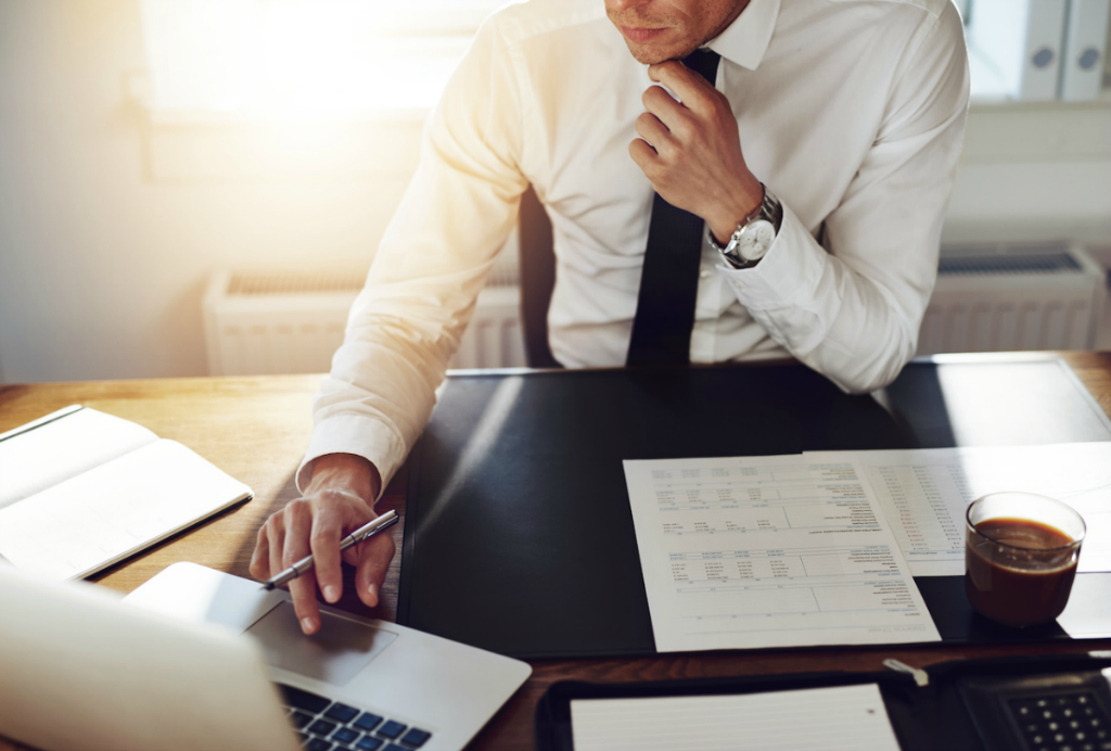 Man sitting at a desk with a laptop | SupportingStrategiesFranchise.com