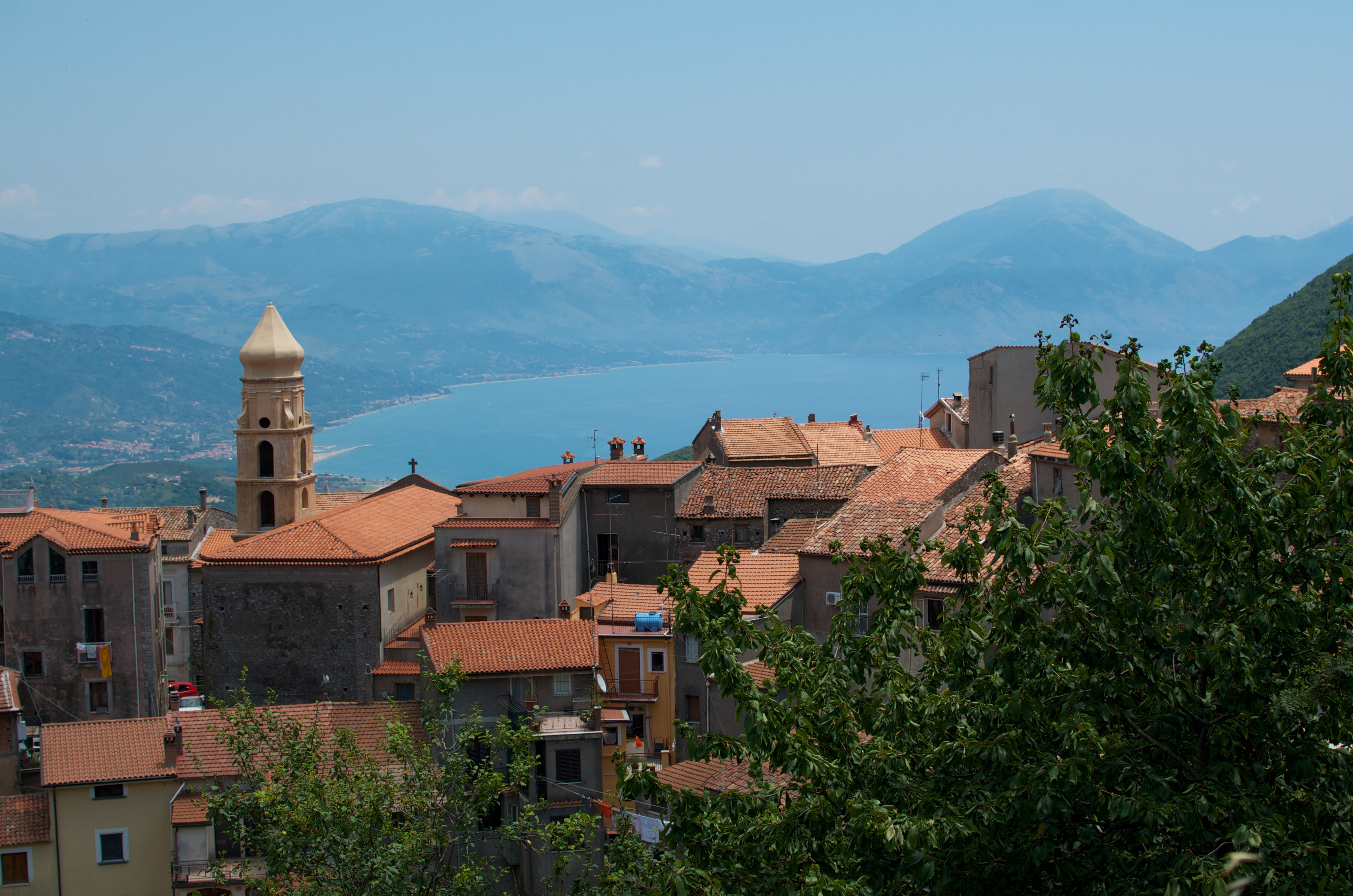 A photograph of a beautiful Italian vista. 