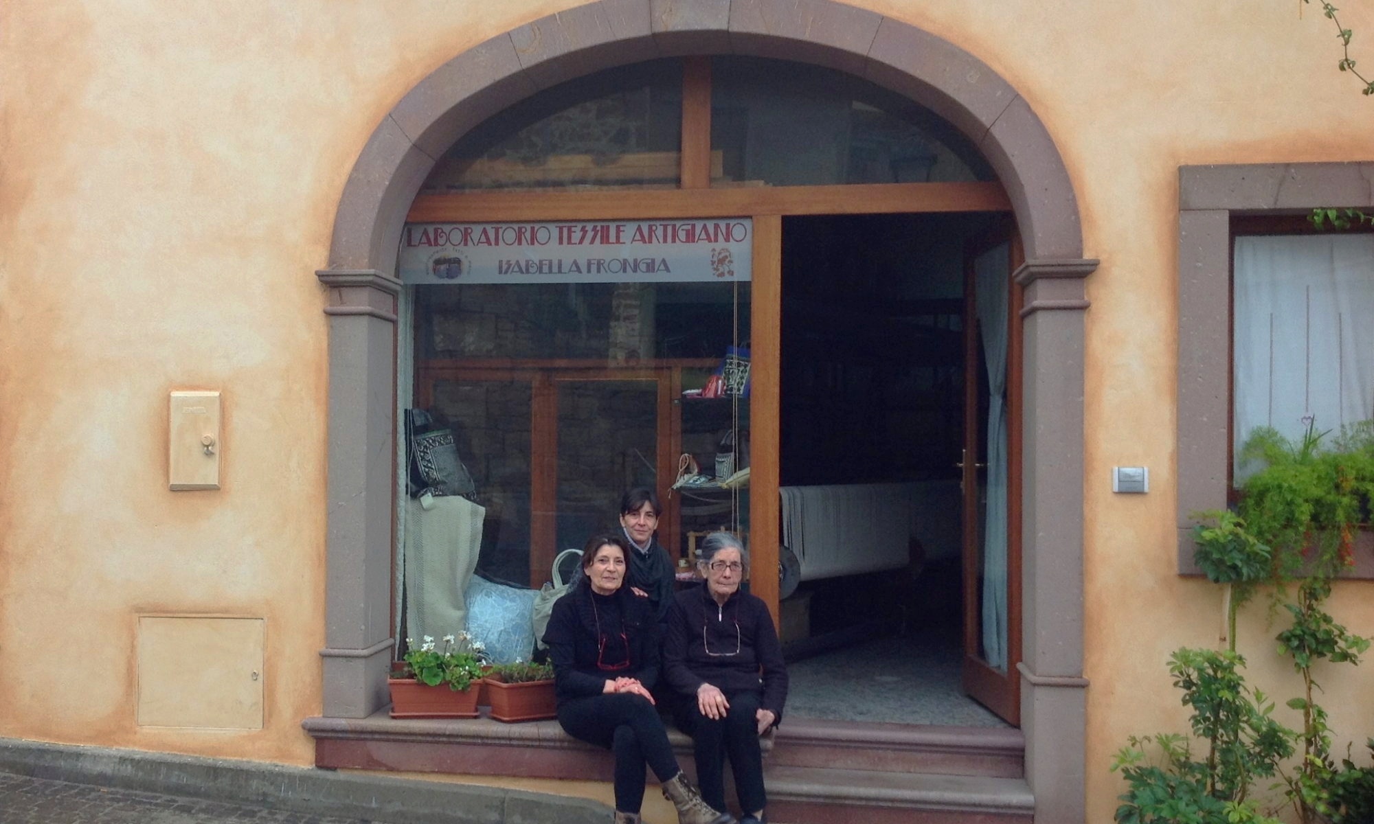 Weavers–Isa_Susanna_Anna-2000x1200-238953-edited.jpg Weavers–Isa_Susanna_Anna-2000x1200-238953-edited.jpg