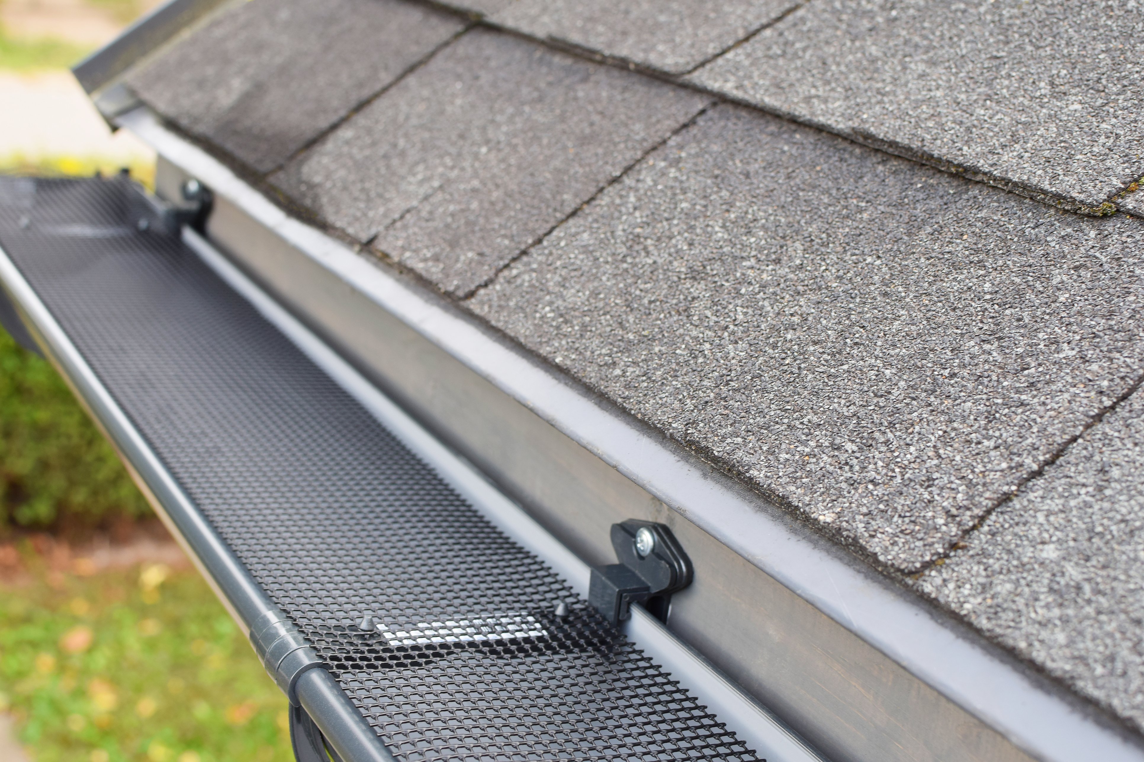 Ремонт водостоков крыши. Gutter Guard Drip Edge. Gutter protect сетка. Водостоки для крыши. Водоотвод с крыши.