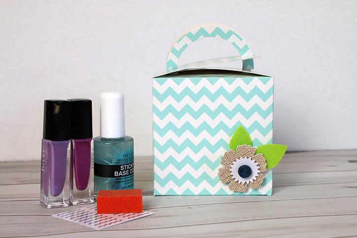 glue-dots-gift-ideas-manicure-set-samantha-taylor.jpg