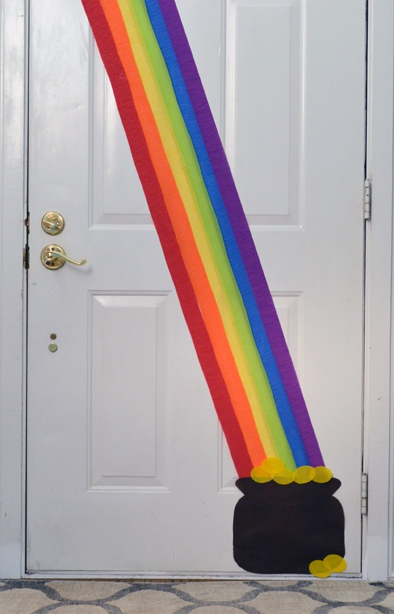 st-patricks-day-pot-of-gold-door-decor-streamers.jpg