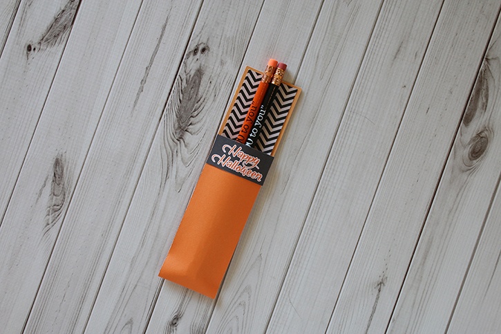 glue-dots-halloween-non-candy-treat-holder.jpg