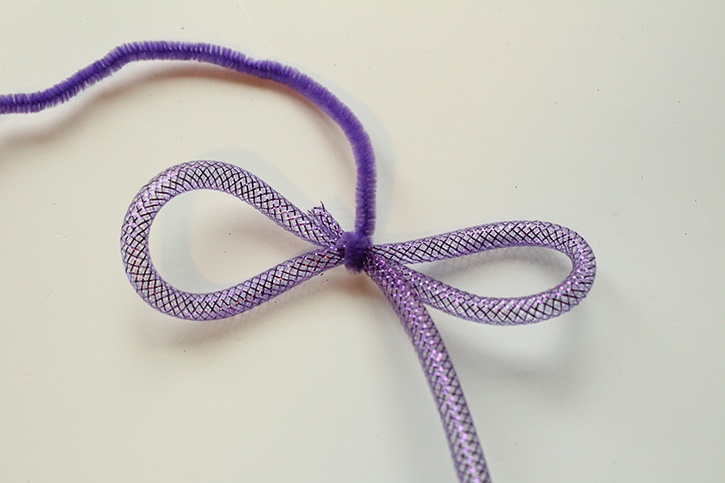 glue-dots-halloween-spider-decoration-mesh-tubing-bow-step2.jpg
