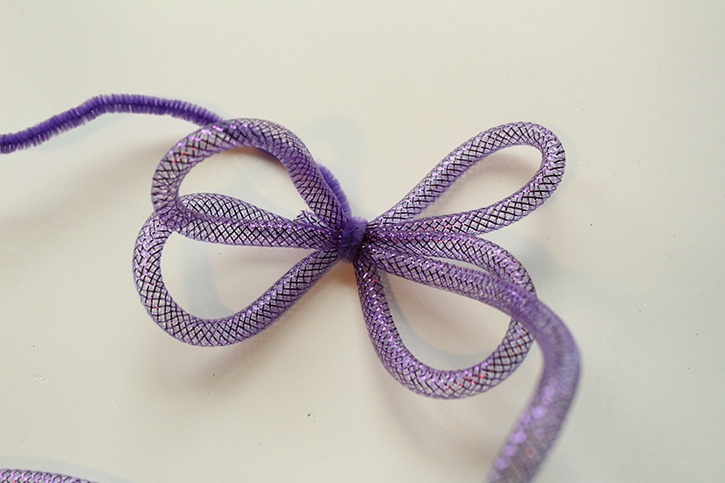 glue-dots-halloween-spider-decoration-mesh-tubing-bow-step3.jpg