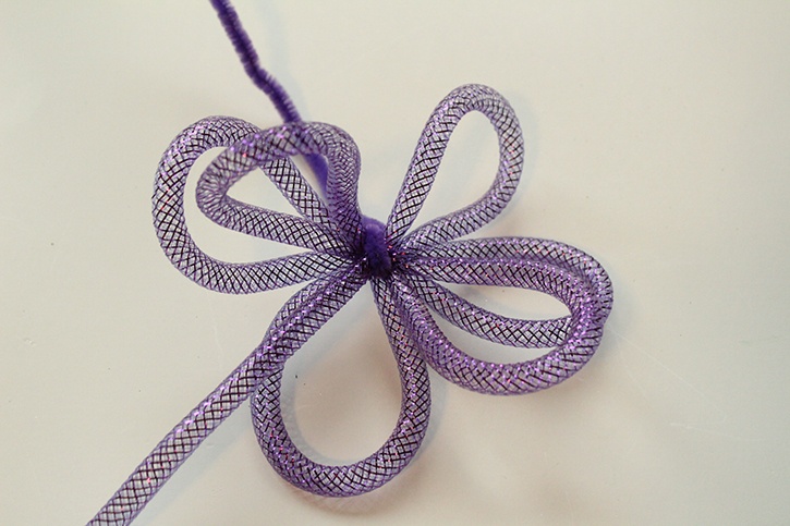 glue-dots-halloween-spider-decoration-mesh-tubing-bow-step5-6.jpg