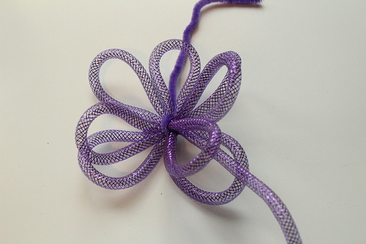 glue-dots-halloween-spider-decoration-mesh-tubing-bow-step7-8.jpg