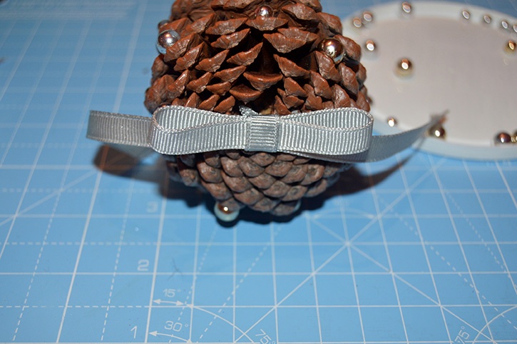 Glue-Dots-Pinecone-Ornament-bow