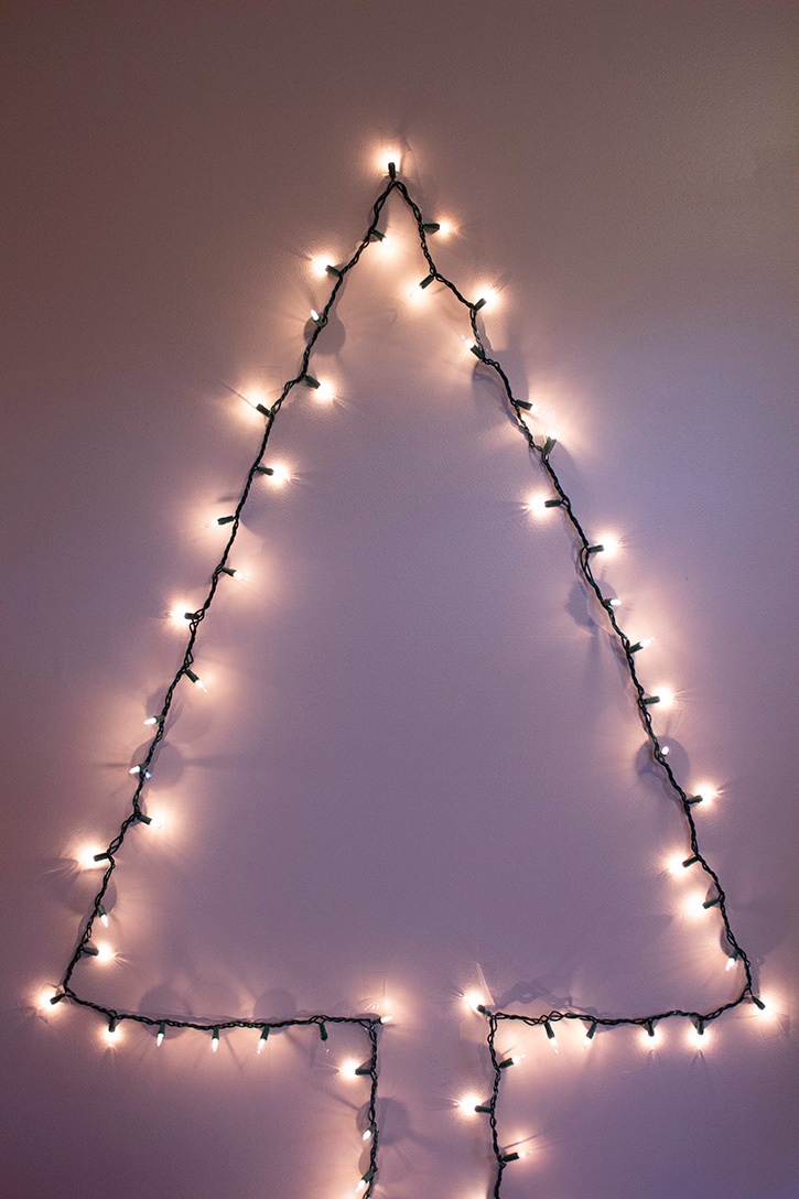 Glue-Dots-Wall-Christmas-Tree-finished