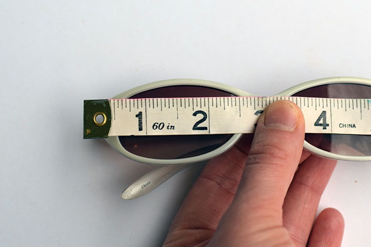 glue-dots-halloween-no-sew-eye-mask-measuring.jpg