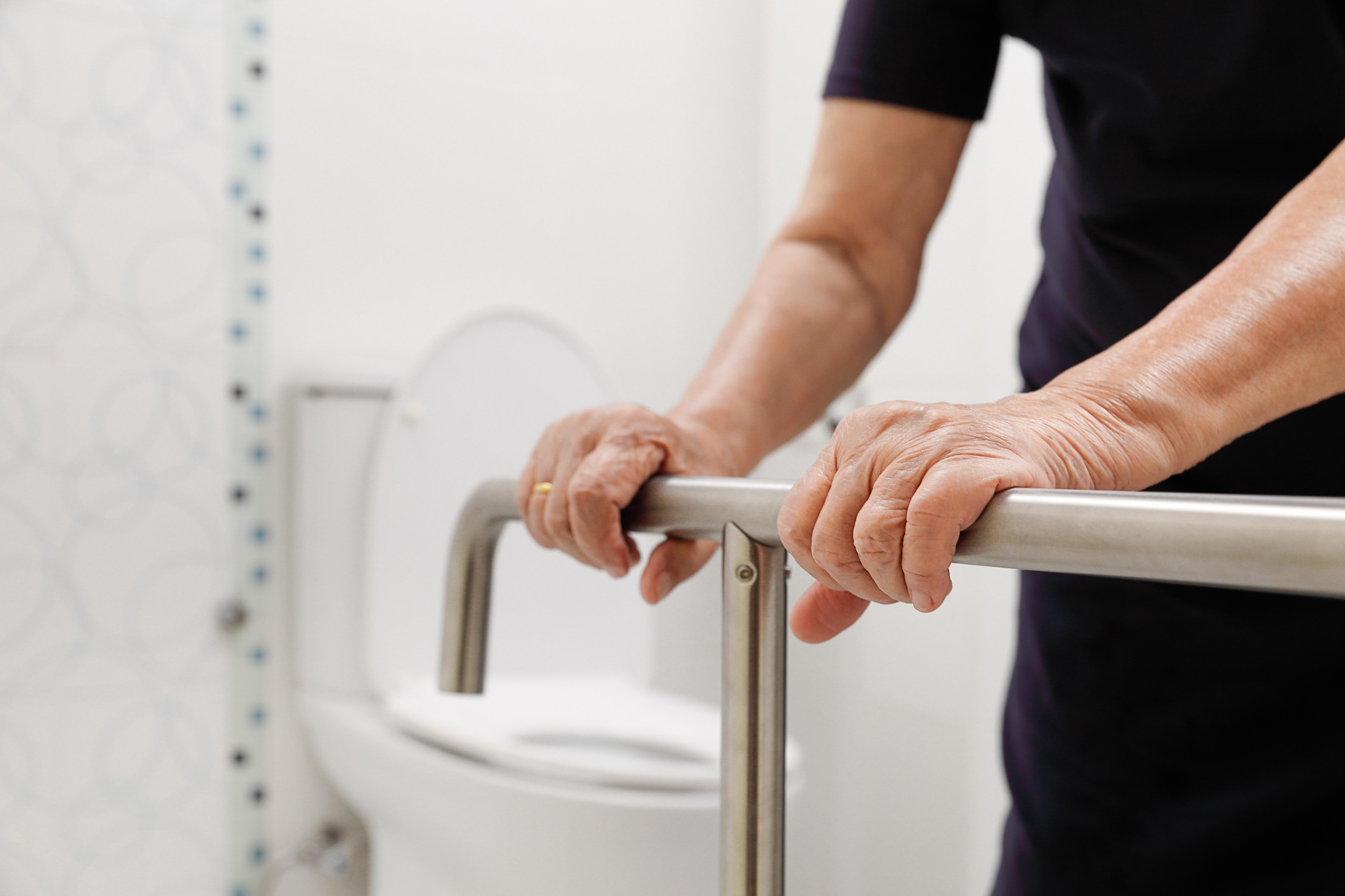 How to Use a Toilet After Hip Replacement - EquipMeOT