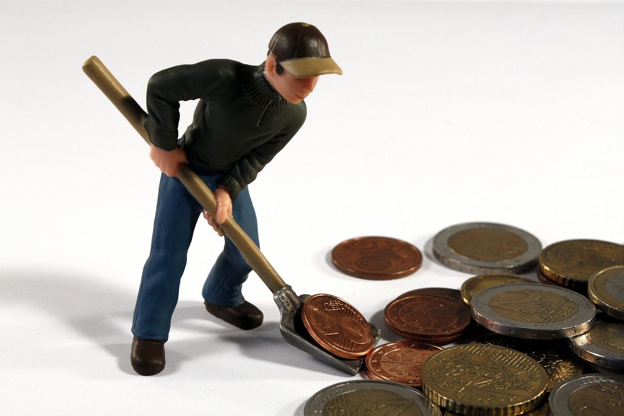 muñeco recogiendo monedas