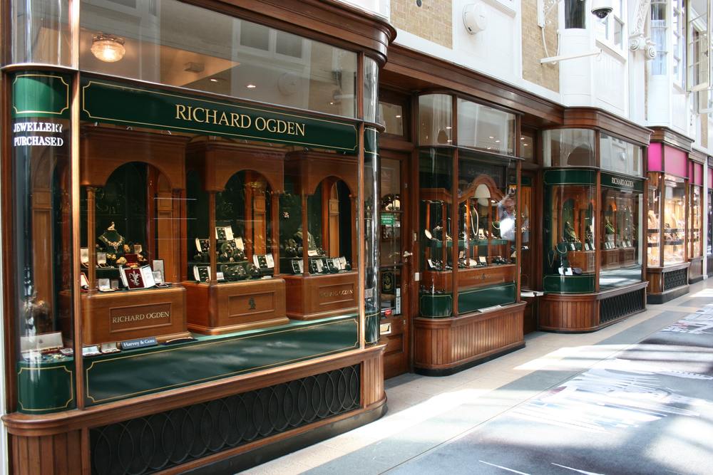 Aparadores tienda joyas