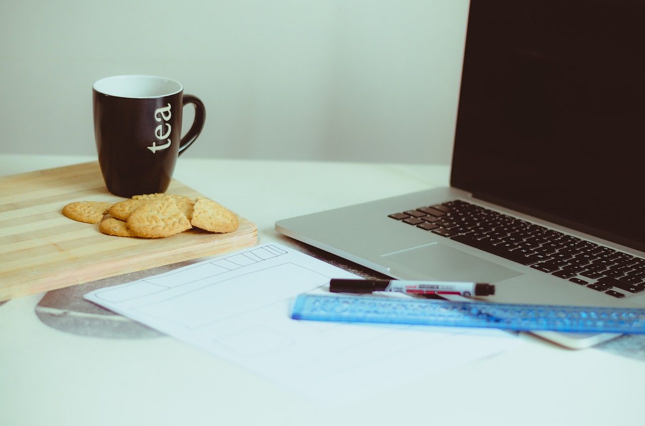 macbook, cookies and a cop of tea