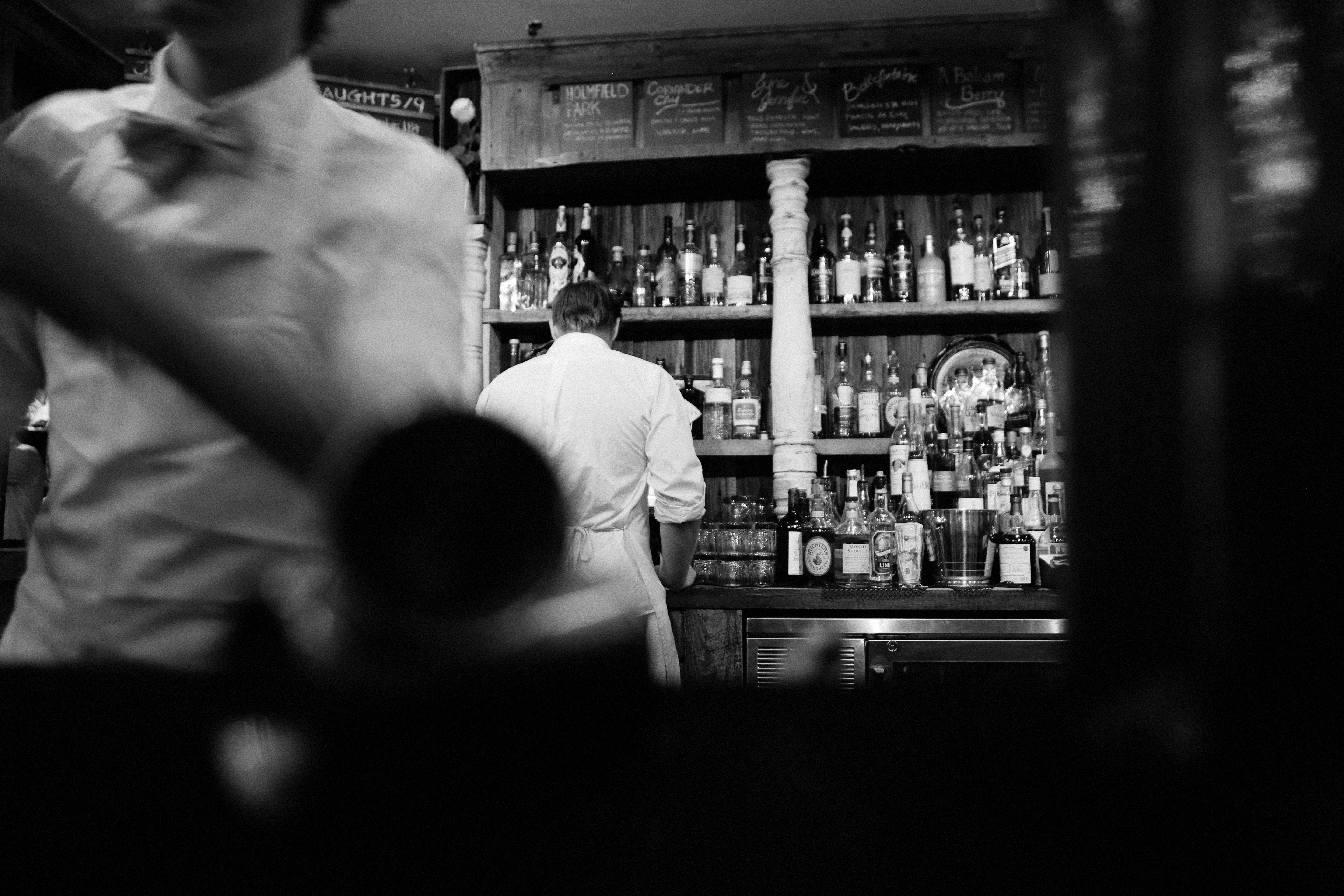 alcohol-bar-barkeeper-5373