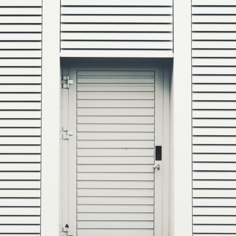 Deadbolt on strip white door - Infrastructure