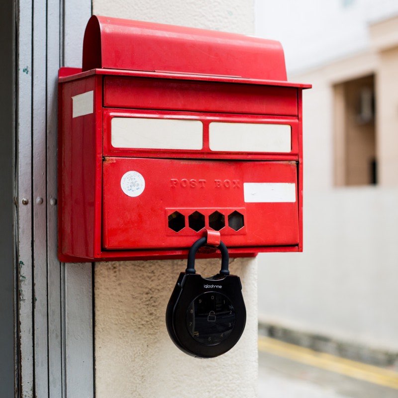 Keybox on letterbox slim shackle