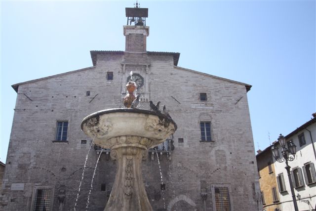 DHvillas-Palazzo Pubblico e fontana di piazza