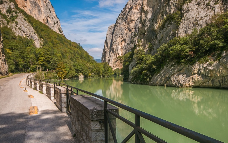  the-breath-taking-panoramas-of-Gola-del-Furlo
