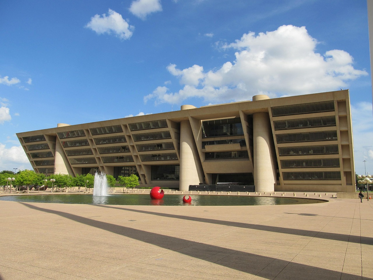 An image of the city hall building in Dallas, TX.